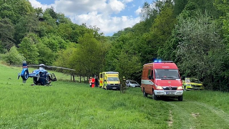 Žena se zřítila v náročném terénu na Berounsku, zasahovaly dva vrtulníky